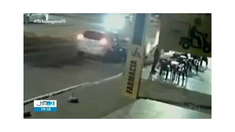 Vendedora de pastéis sofre queimaduras graves após carro colidir com trailer em Tocantins