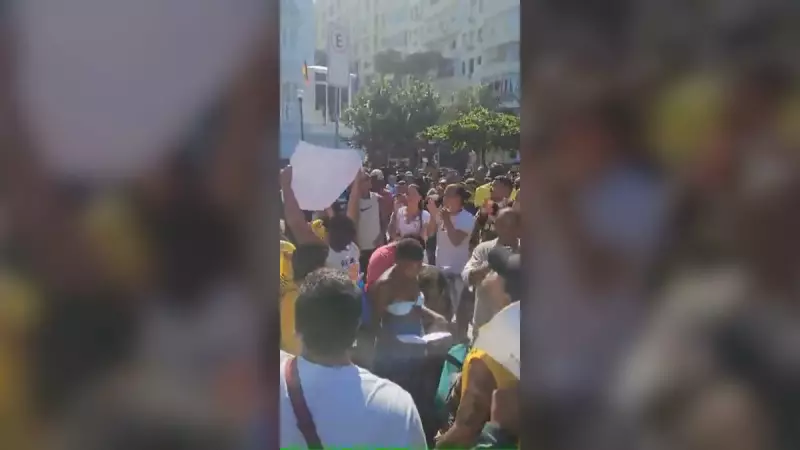 Vendedores ambulantes protestam contra novas regras na orla do Rio de Janeiro