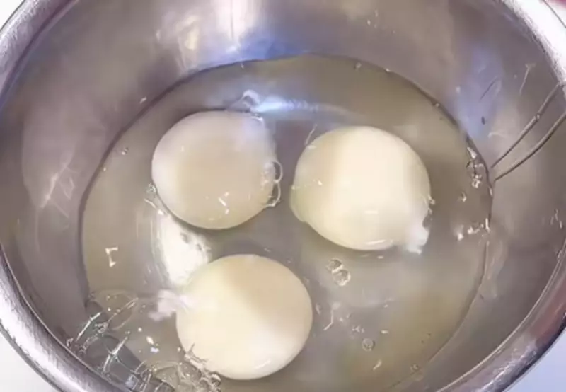 Vídeo mostra ovos com gemas brancas em restaurante no Japão: fato ou fake?