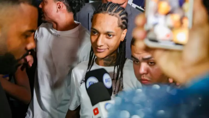 Vivi Noronha e Oruam protestam em frente a presídio onde MC Poze está detido: veja imagens