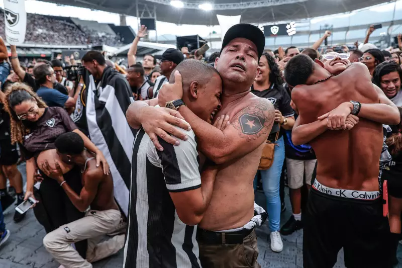 World Press Photo chega ao Rio: tragédia no Sul, festa do Botafogo e Medina voador em destaque