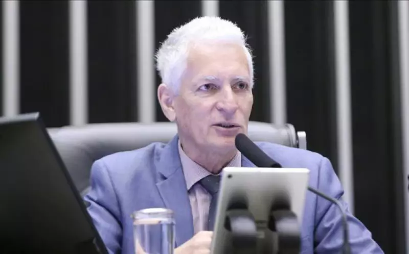 Zema é acusado de 'vender Minas Gerais' enquanto Aécio é criticado por gestão anterior, diz deputado