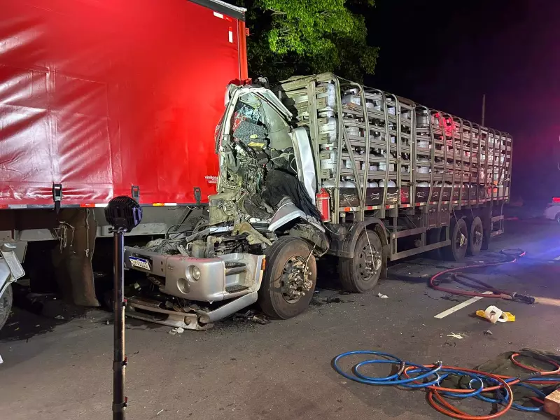 Acidente com caminhão de botijões de gás deixa motorista ferido em Canoas