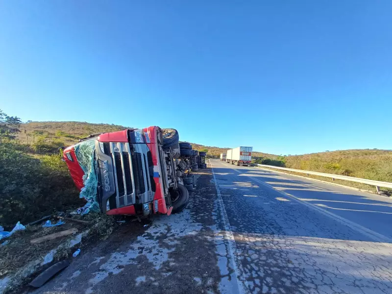 Acidente com carreta na BA deixa feridos e interdita rodovia: veja detalhes