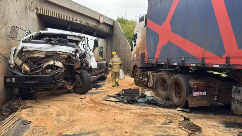 Acidente com carreta no viaduto da BR-365 em Uberlândia deixa um ferido