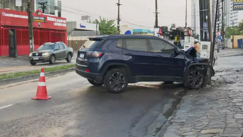 Acidente com carro interdita parcialmente trânsito no Bairro dos Bancários, em João Pessoa