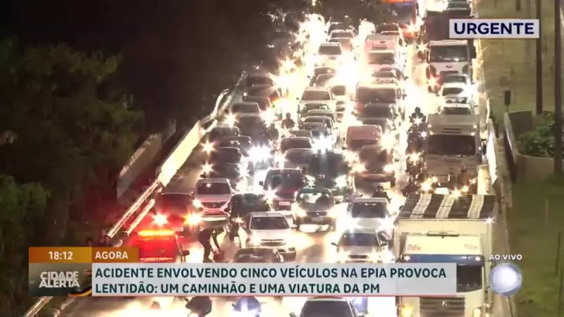 Acidente com cinco veículos na EPIA em Brasília deixa uma pessoa ferida