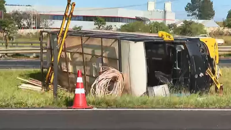 Acidente com micro-ônibus na SP-310 deixa seis feridos: veja fotos e vídeo