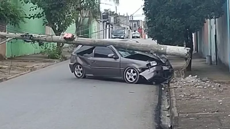 Acidente em Sorocaba: Carro colide com poste e causa queda de energia no bairro