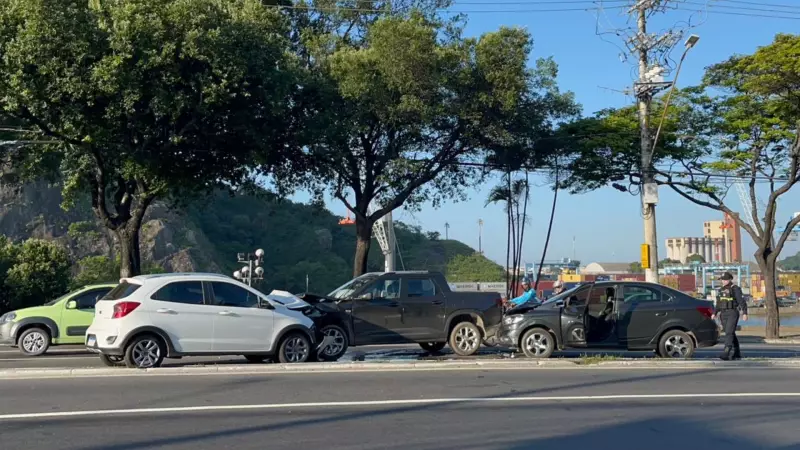 Acidente em Vitória: Motorista invade contramão e deixa duas pessoas feridas