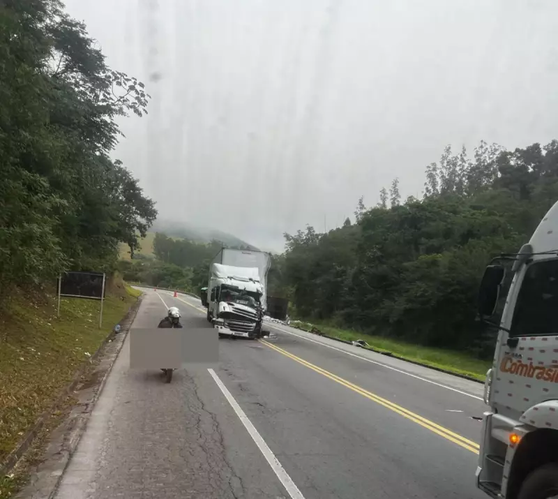 Acidente entre caminhão e carreta deixa homem ferido em Três Rios: veja detalhes