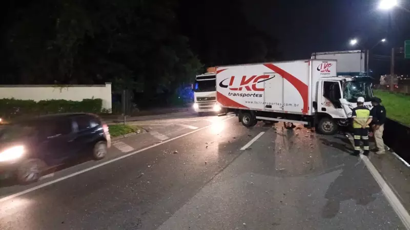 Acidente entre caminhões causa engarrafamento de 10 km na Fernão Dias, em Atibaia