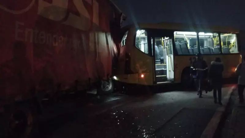 Acidente entre carreta e ônibus deixa feridos na Rodovia Dom Gabriel, em Jundiaí