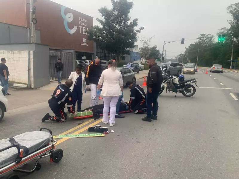 Acidente entre carro e moto causa lentidão na Avenida do Rodeio em Mogi das Cruzes
