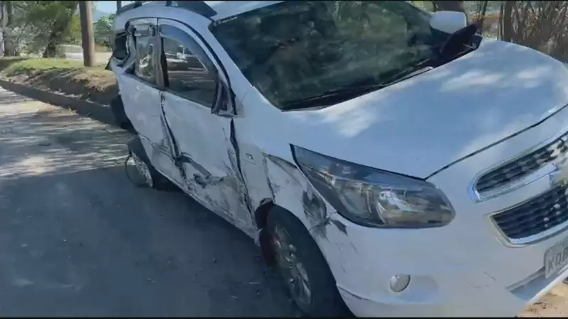 Acidente entre carro e moto interdita faixa da Avenida Brasil no Rio de Janeiro