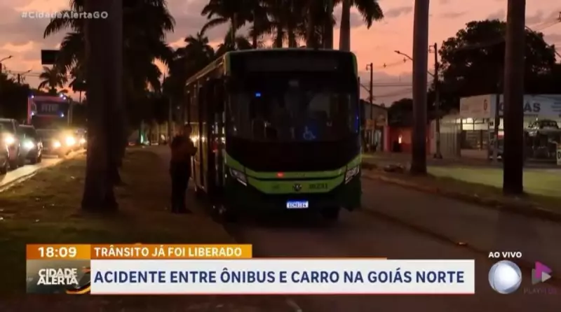 Acidente entre carro e ônibus do BRT causa caos na Avenida Goiás Norte em Goiânia