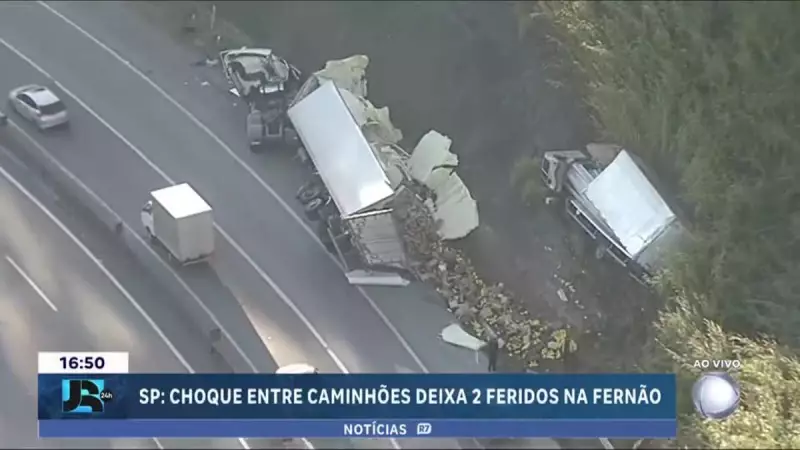 Acidente entre dois caminhões interdita rodovia em Mairiporã (SP) e causa congestionamento