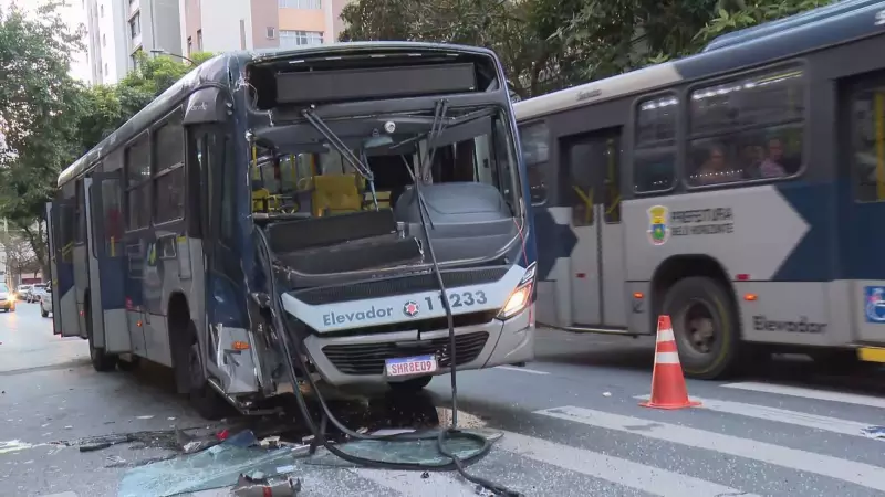 Acidente entre ônibus deixa feridos no centro de Belo Horizonte: veja detalhes
