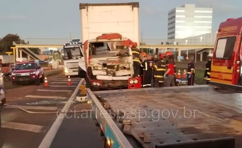 Acidente grave interdita Rodovia Washington Luís e deixa caminhoneiro preso às ferragens