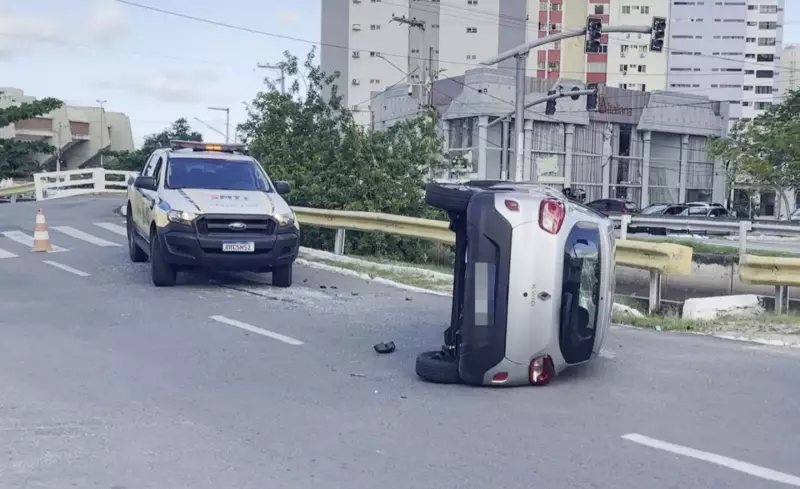 Acidente grave na Avenida Anísio Azevedo: carro capota e deixa duas vítimas feridas