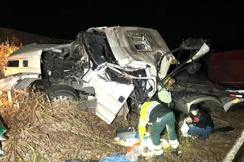 Acidente grave na BR-116: caminhão tomba e deixa dois homens gravemente feridos