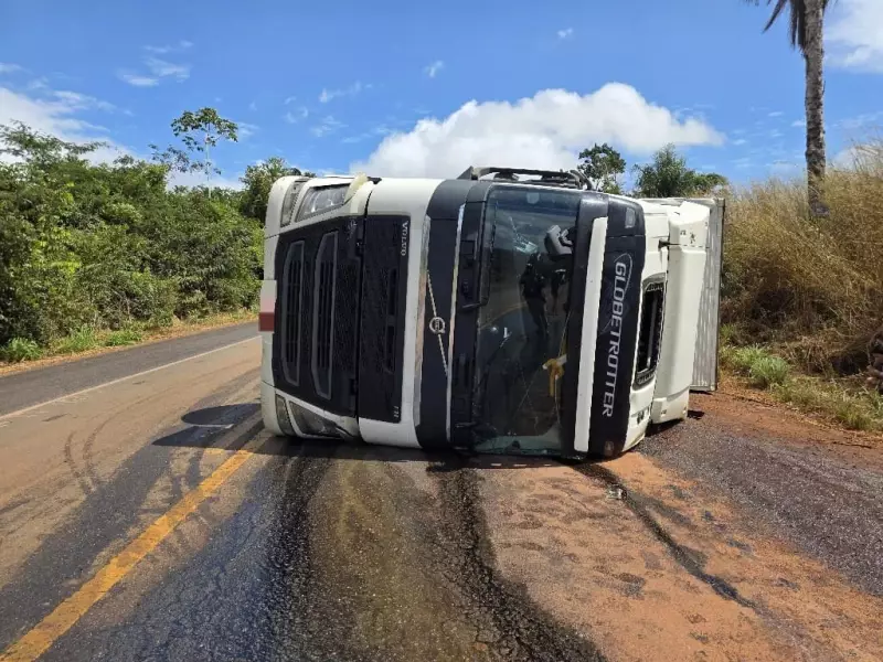 Acidente grave na BR-222: Caminhão tomba em Açailândia e motorista fica ferido