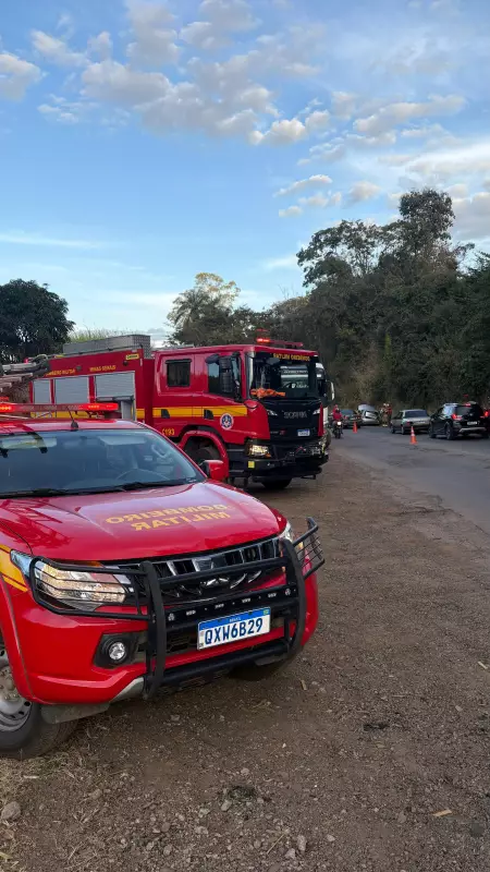 Acidente grave na MG-352: adolescente fica ferido após colisão entre carro e carreta em Pitangui