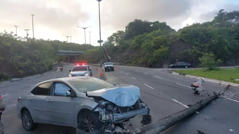 Acidente interdita parcialmente avenida em João Pessoa após carro colidir com poste