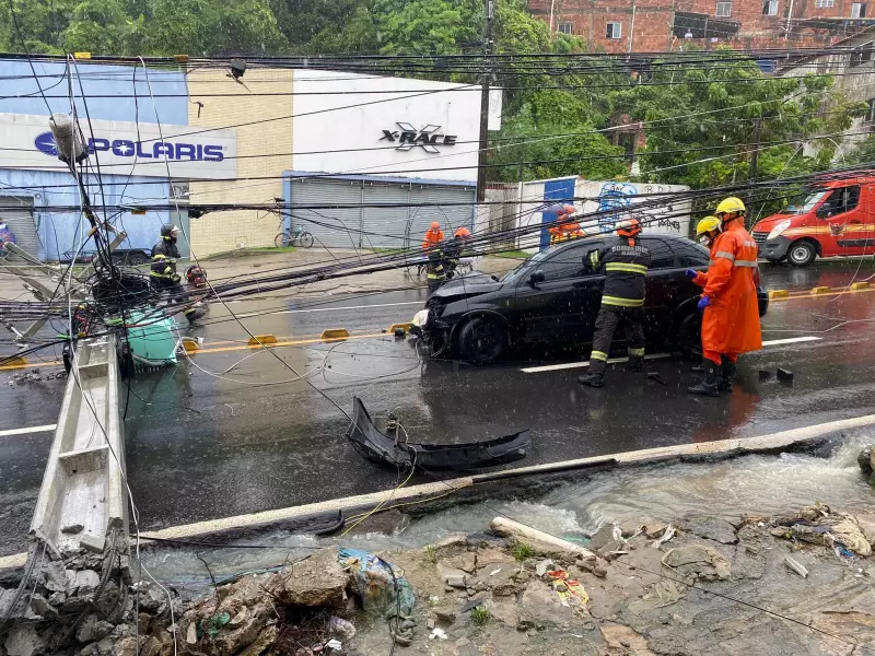 Acidente na Avenida Leste-Oeste em Maceió deixa motorista ferido após colisão com poste