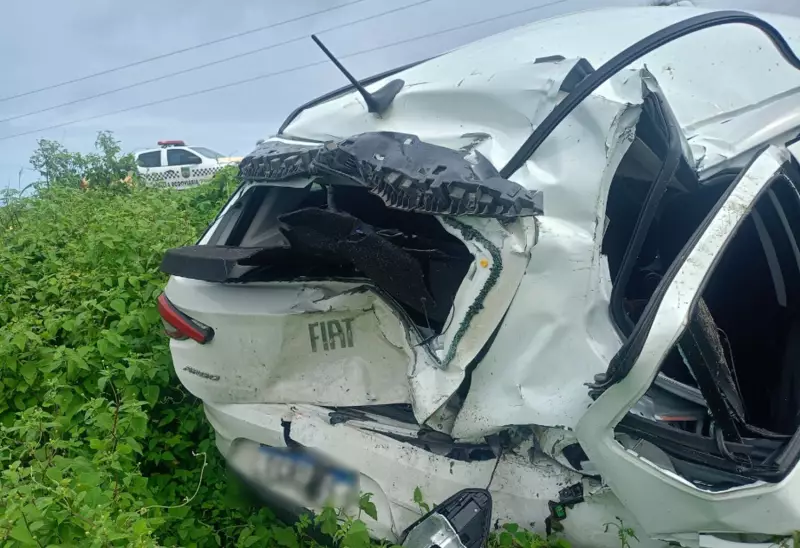 Acidente na SE-240 deixa motorista ferido após colisão entre carro e micro-ônibus