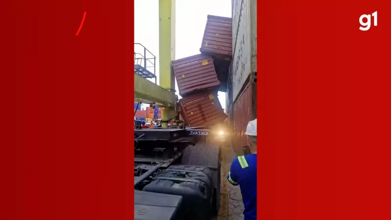 Acidente no Porto de Chibatao: Contêineres caem sobre carreta, mas motorista sai ileso
