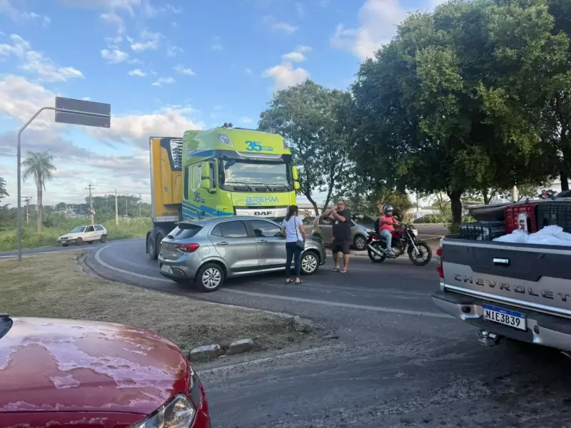 Acidentes entre ônibus e carreta causam congestionamentos em Teresina