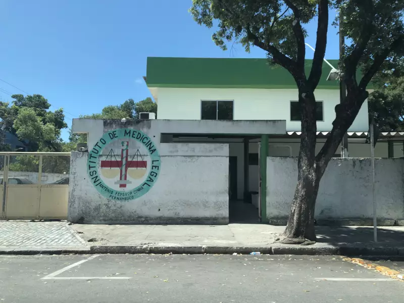 Adolescente e padrasto são assassinados dentro de casa em Igarassu: polícia investiga