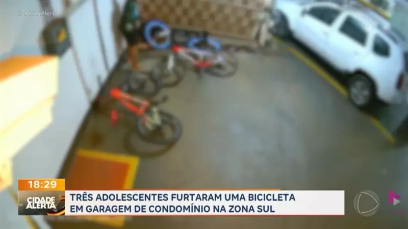 Adolescentes são flagrados roubando bicicleta em condomínio de Ribeirão Preto — veja o vídeo