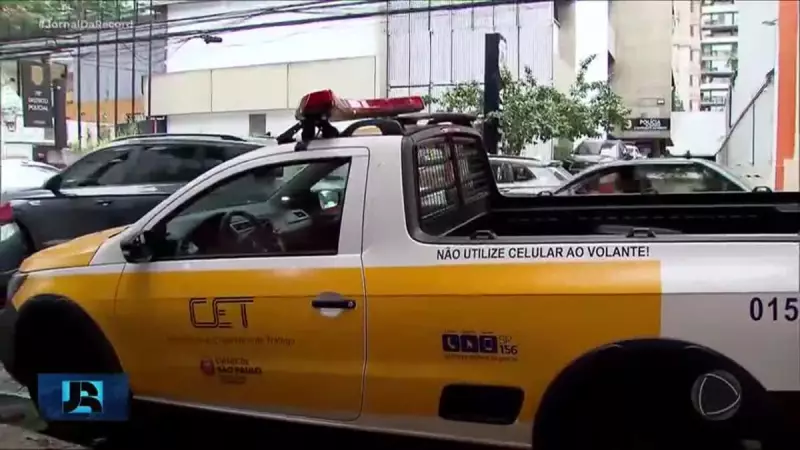 Agente da CET é preso após bater viatura em carro estacionado — suspeita de embriaguez