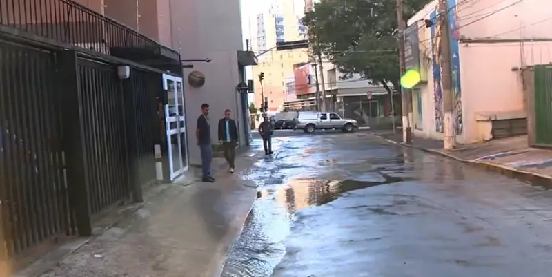Alagamento em subsolo deixa carros e motos submersos no centro de Campinas