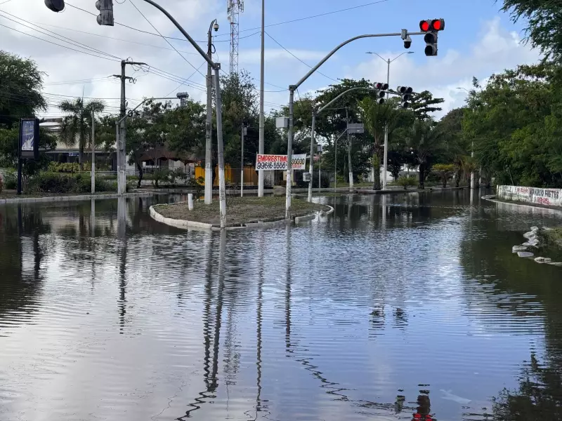 Alagamento na Avenida Ayrton Senna em Natal: trânsito caótico e prejuízos