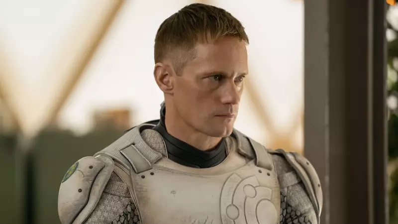 Alexander Skarsgård fala sobre 'Murderbot' e orgulho de suas raízes suecas em entrevista exclusiva