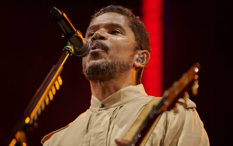 Alexandre Carlo defende legalização da cannabis medicinal no Brasil em show de despedida do Natiruts no João Rock