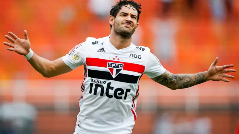 Alexandre Pato se solidariza e oferece pagar translado de brasileira morta em vulcão na Itália
