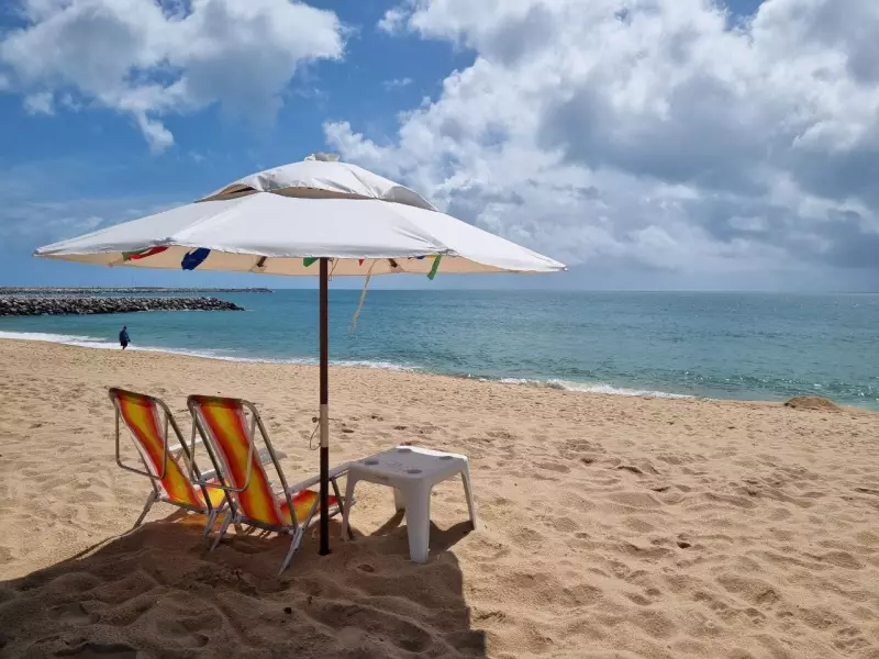 Aluguel de cadeiras e guarda-sol na Praia de Iracema: preços chegam a R$ 30 | Tire suas dúvidas