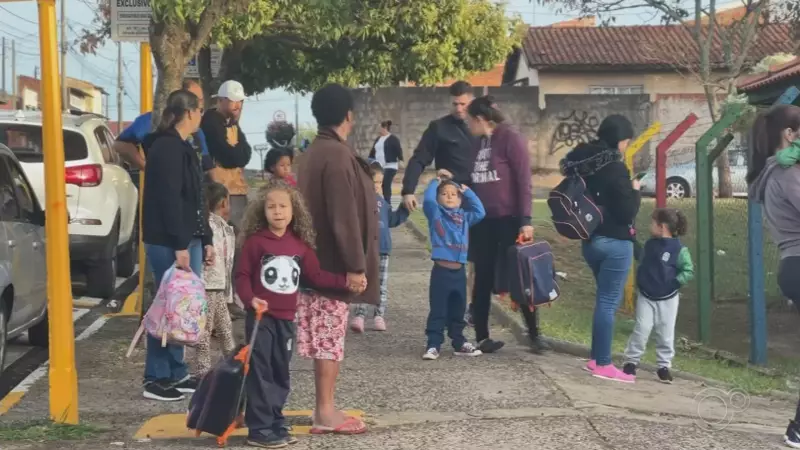 Alunos da rede municipal de Bauru seguem sem uniformes no fim do primeiro semestre letivo