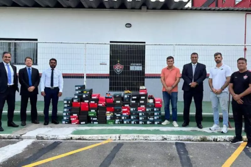 AMAB doa 87 pares de chuteiras para jovens atletas da base do Vitória