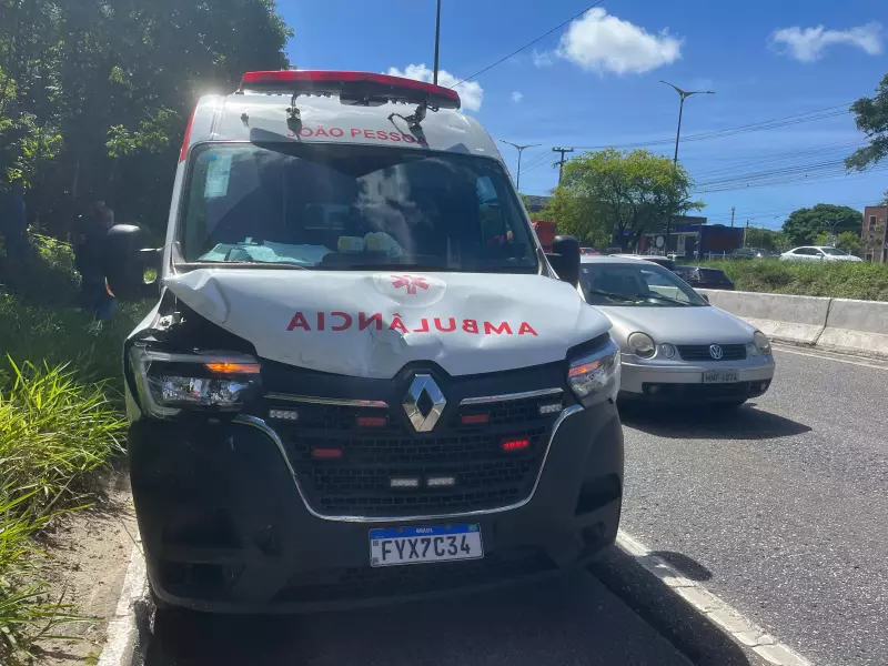 Ambulância se envolve em grave acidente com dois veículos na BR-230 em João Pessoa
