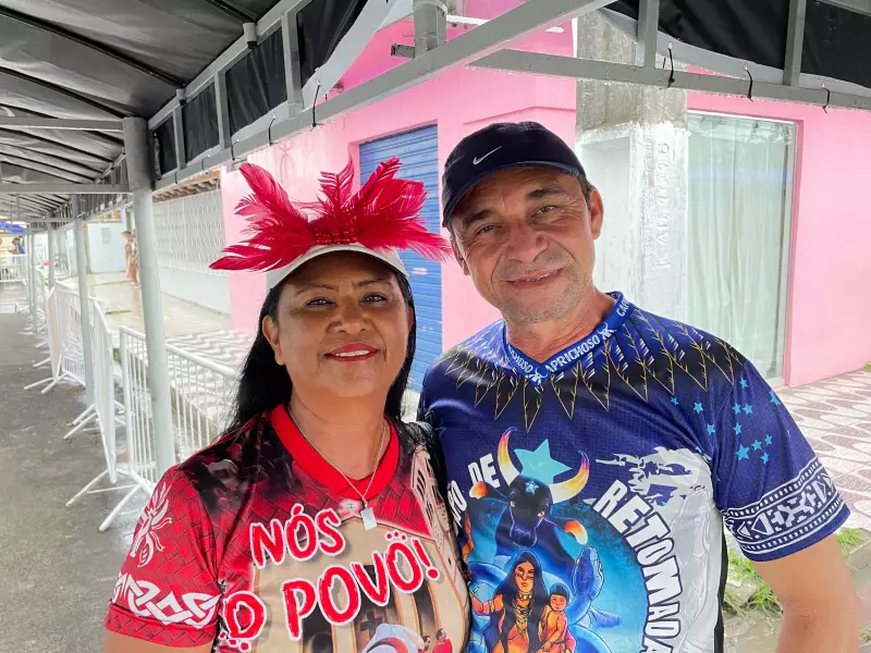 Amor em tempos de rivalidade: Casal de torcedores rivais mostra como manter a paixão viva durante o Festival de Parintins