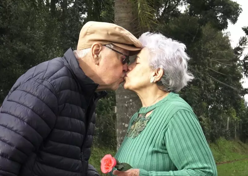 Amor reencontrado: Casal retoma namoro da juventude após 60 anos separados