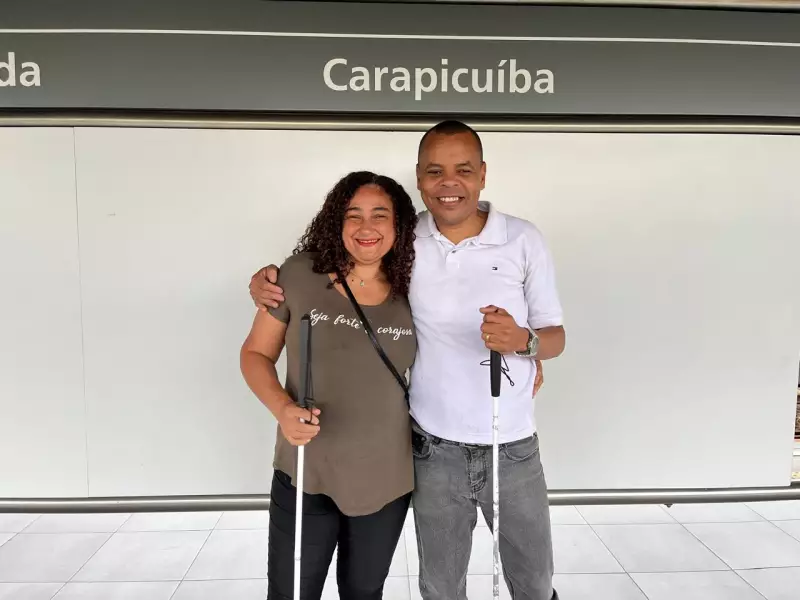 Amor sobre trilhos: Casal cego vive momento mágico com pedido de namoro em estação de trem na Grande SP