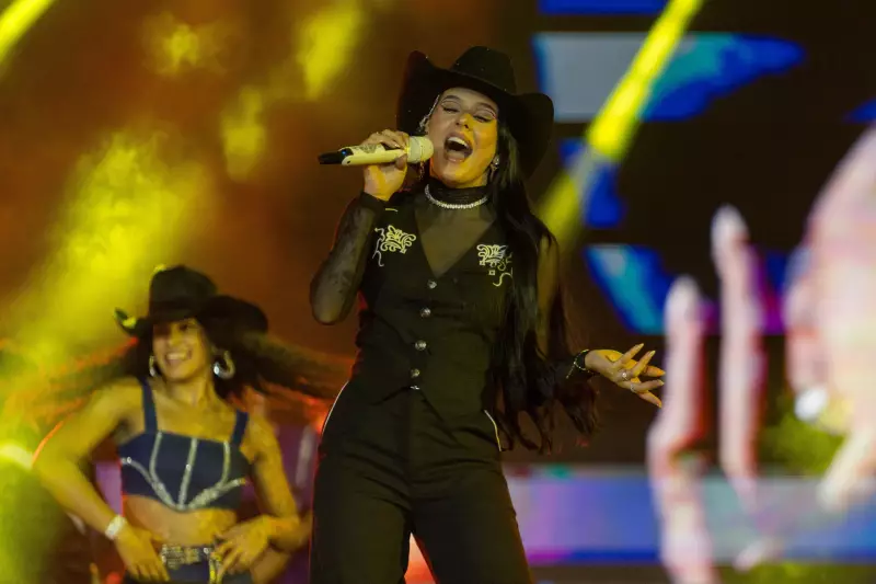 Ana Castela aquece noite gelada em Americana com show cheio de energia