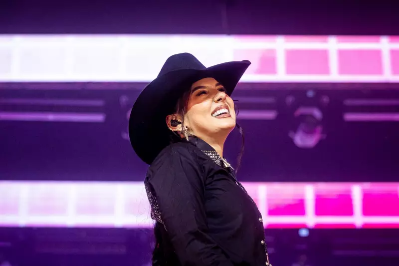 Ana Castela brilha como Rainha dos Baixinhos em Votorantim: do funk ao country americano