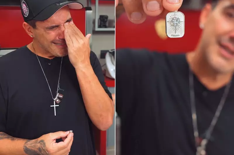 André Marques se emociona ao receber joias feitas com as cinzas de sua cachorra: 'Memória eterna'